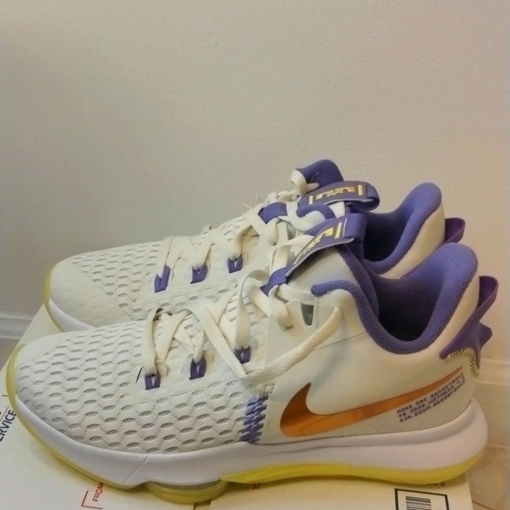 Nike LeBron witness light purple light yellow